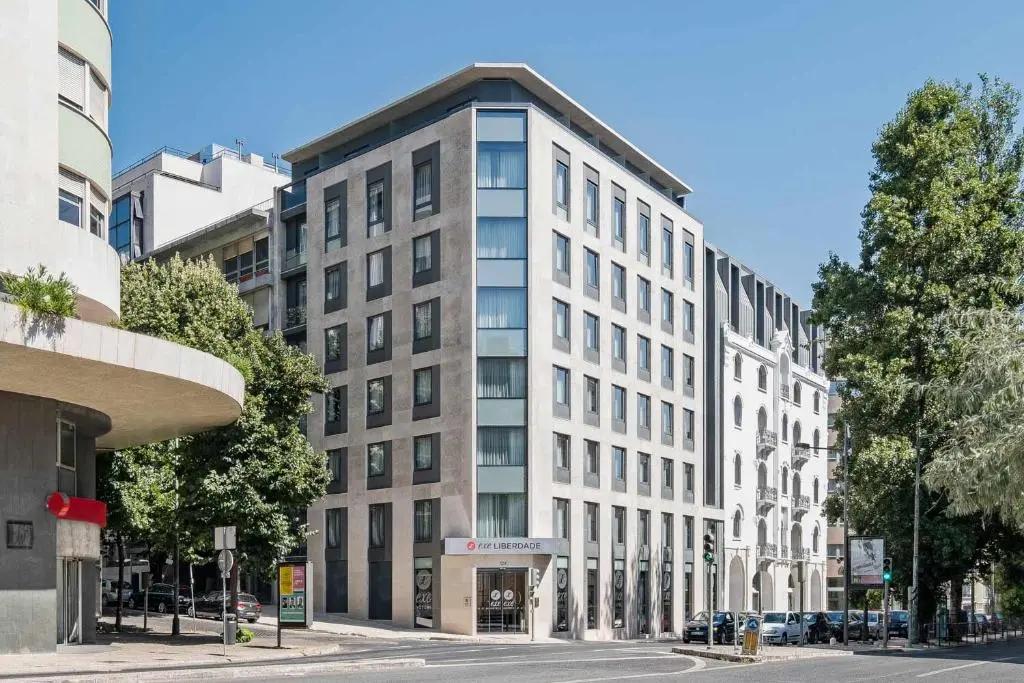 Exe Liberdade – fachada moderna e localização central na Avenida da Liberdade