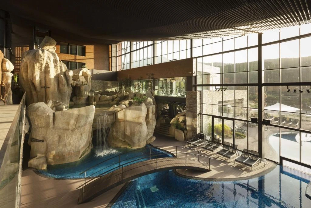 H2otel Congress & Medical Spa – piscina, spa e vista da Serra da Estrela