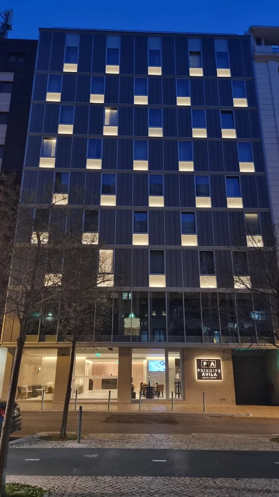 Hotel Principe Ávila – fachada e localização na Avenida Duque de Ávila, Lisboa