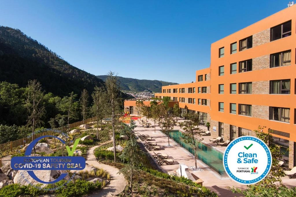 Vila Galé Serra da Estrela – fachada e paisagem montanha em Manteigas