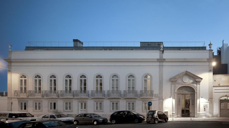 Hotel da Estrela Lisboa, entrada com jardim e ambiente clássico