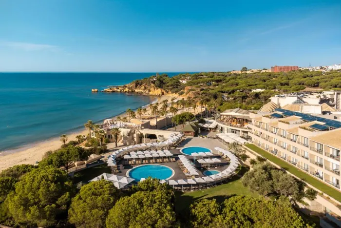 Grande Real Santa Eulália Resort Hotel Spa junto à praia com piscinas e espaços amplos