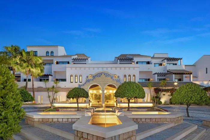 Pine Cliffs Resort Algarve junto à praia com estrutura para famílias